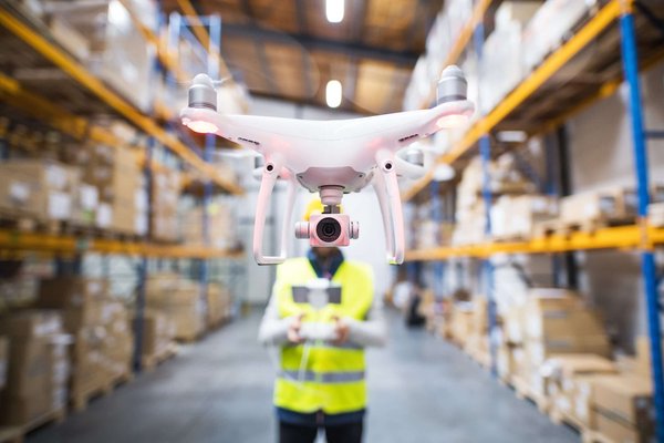 Quelle est la réglementation en vigueur pour l'utilisation commerciale de drones par une PME en zone urbaine?